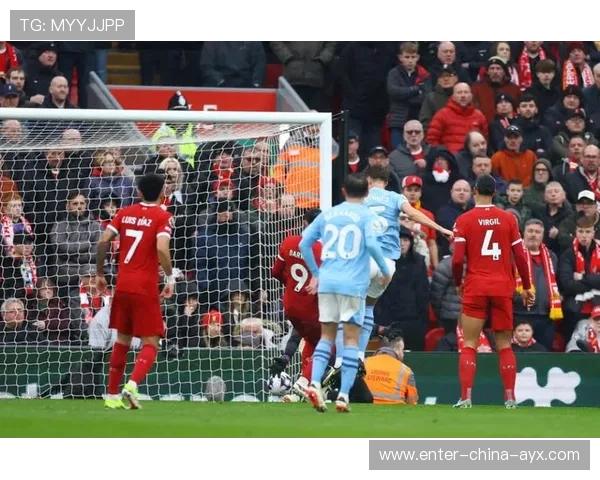 曼城边路倒三角传递制造空档频繁